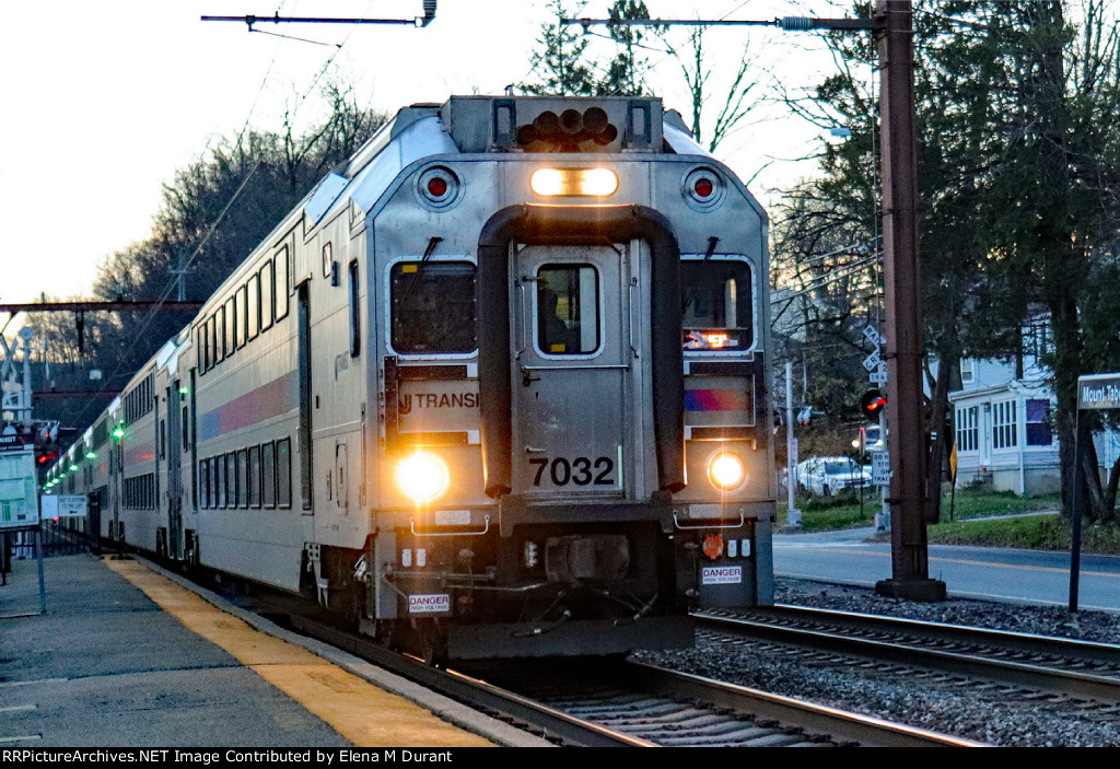 NJT 7032 on 6253